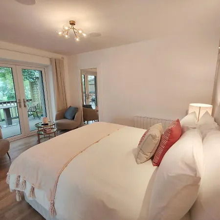 The View At Moneylands Villa *