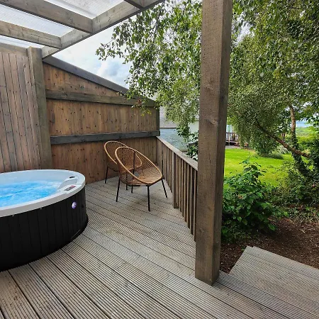 The View At Moneylands Villa *